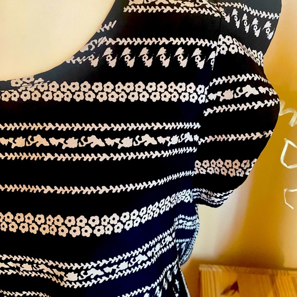 Fun top!! Ruffle sleeves, multi black. - Picture 2 of 2